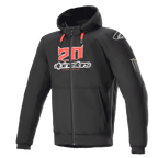 Alpinestars FQ20 Chrome Ignition Monster Hoodie, svart motorcykeltröja med dragkedja, röd och vit "20"-logotyp på bröstet, Alpinestars ordmärke, röda dragsnören, vit logotyp på axeln, Monster Energy-klomärke på ärmen, skyddande utrustning för stadskörning
