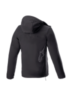 Alpinestars Sherpa jacka med huva, svart MC-jacka i softshell för stadskörning, baksida med reflexlogotyp och sidodragkedja.
