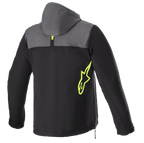 Alpinestars Sherpa Hoodie, baksida, Tar Gray och svart med neongula accenter, neongul stjärnlogotyp på sidan, softshell-motorcykeljacka med huva, sidodragkedja, urban pendlingsutrustning