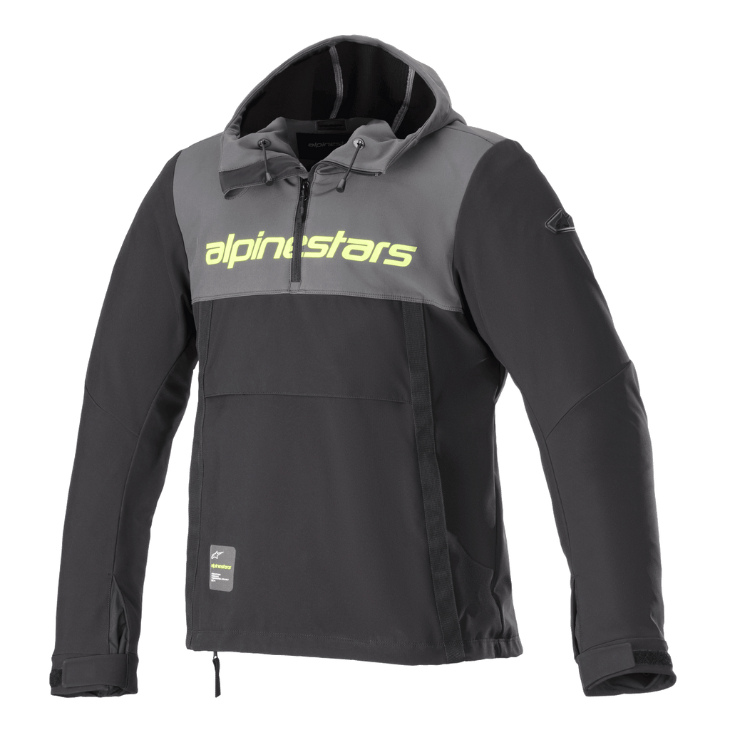 Alpinestars Sherpa Hoodie, teknisk motorcykelhoodie, mörkgrå och svart, neongul logotyp på bröstet, anorak-stil med huva och kort dragkedja, urban mc-jacka i softshell
