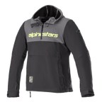 Alpinestars Sherpa Hoodie, teknisk motorcykelhoodie, mörkgrå och svart, neongul logotyp på bröstet, anorak-stil med huva och kort dragkedja, urban mc-jacka i softshell