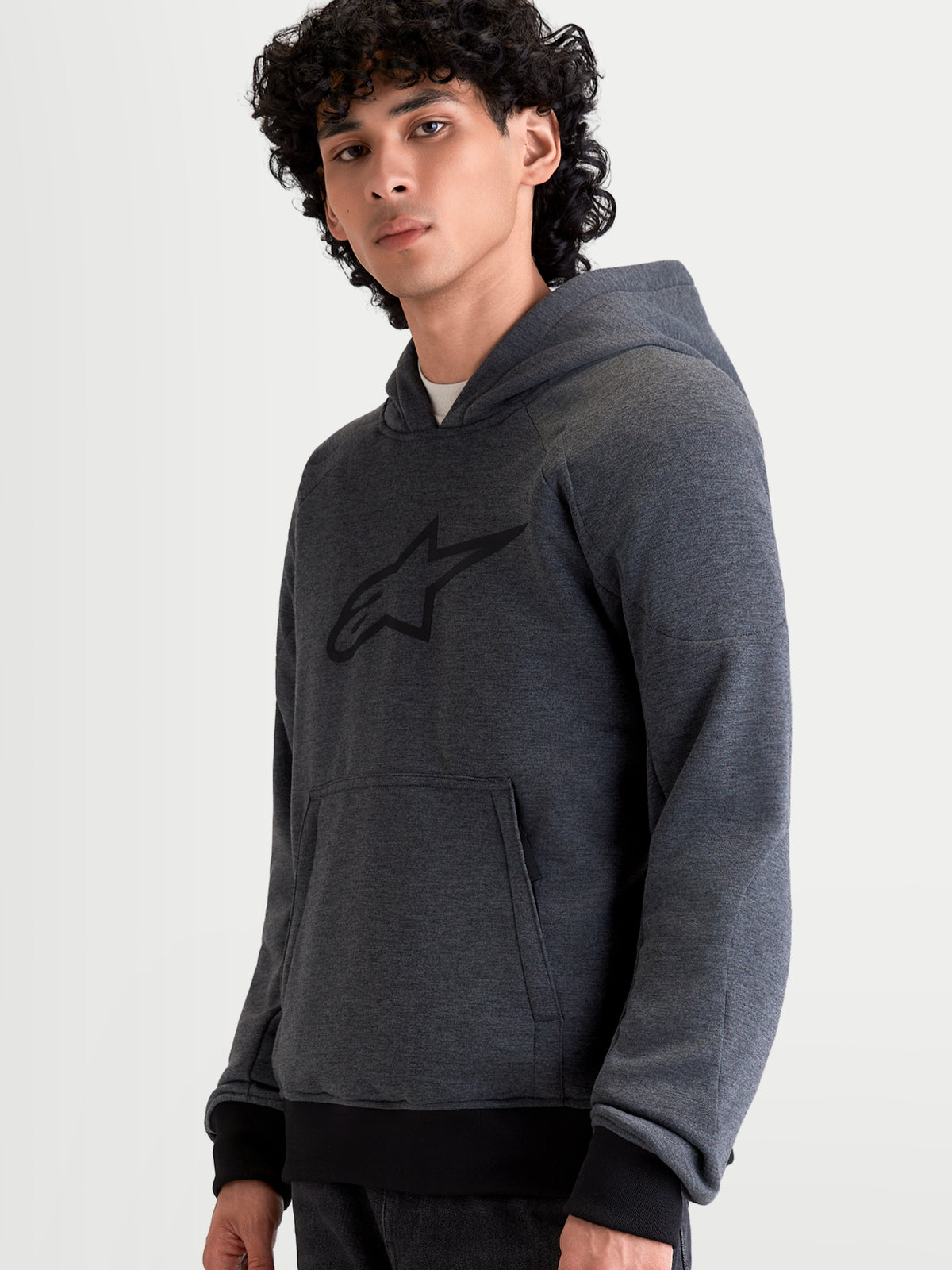 Alpinestars Ageless Jacka med huva, grå MC-jacka för herr med fast huva och känguruficka, bärs av en manlig modell