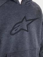 Alpinestars Ageless Jacka med huva, mörkgrå urban motorcykeljacka med huva, närbild som visar bröstet med en stor tonad Alpinestars-logotyp och känguruficka