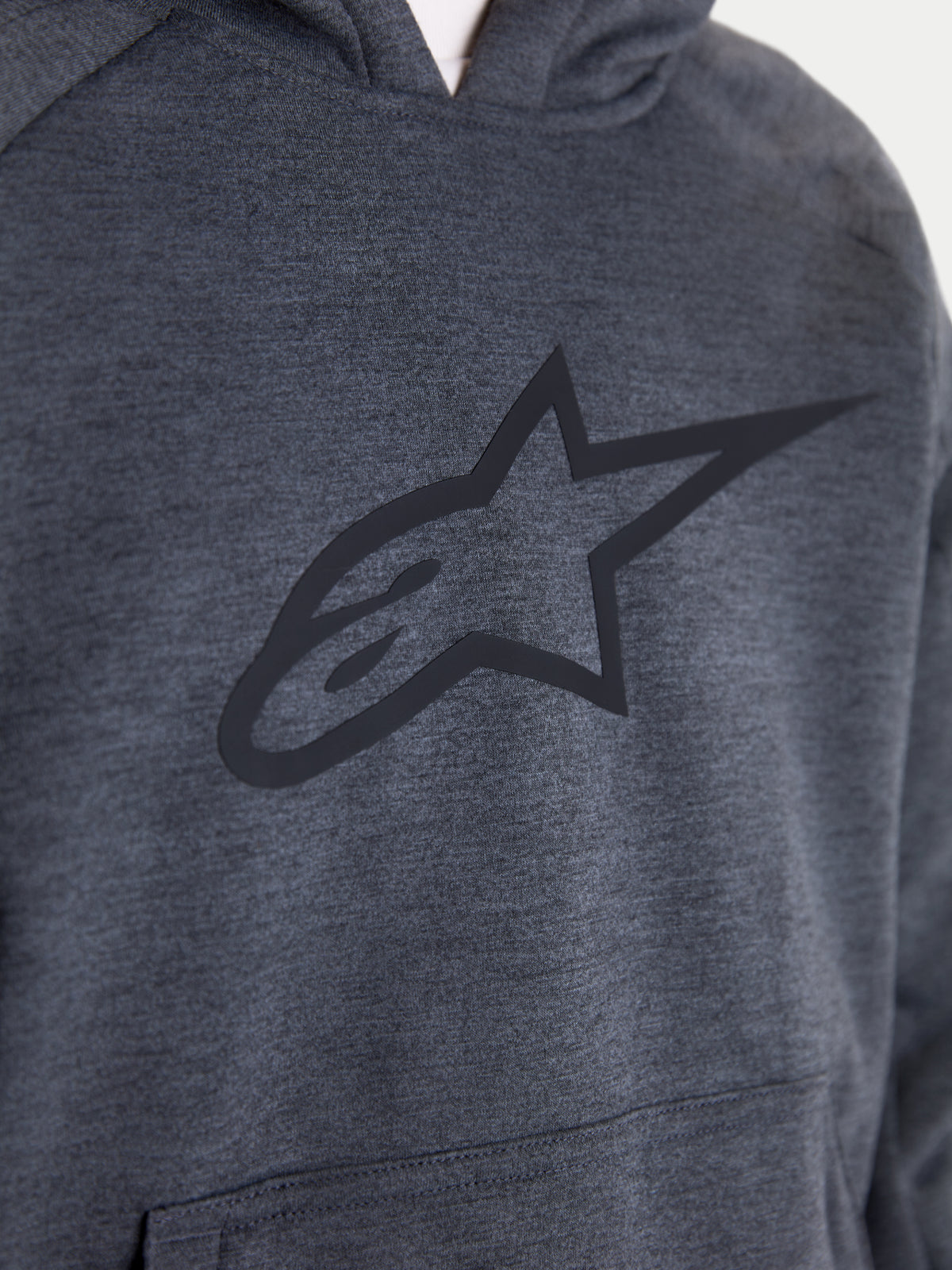 Alpinestars Ageless Jacka med huva, mörkgrå urban motorcykeljacka med huva, närbild som visar bröstet med en stor tonad Alpinestars-logotyp och känguruficka