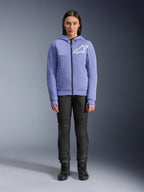 Alpinestars Stella Chrome V2 Sport Hoodie för dam, blåviolett med vit Astars-logotyp på bröstet, teknisk fleece med hel dragkedja och huva, bärs med svarta motorcykelbyxor och körstövlar, avslappnad urban körutrustning för kvinnor