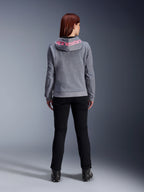 Alpinestars Stella Chrome V2 Sport Hoodie, motorcykelhoodie för dam, gråmelerad och fluorescerande rosa, vy bakifrån som visar rosa Alpinestars-logotyp på huvan, bärs med svarta mc-byxor och stövlar, avslappnad motorcykelutrustning för damer