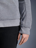 Alpinestars Stella Chrome V2 Sport Hoodie i Gray Heather, närbild som visar detaljer på den ribbade fållen och mudden, tekniskt fleecematerial, urban motorcykelutrustning för damer