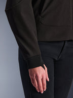 Alpinestars Stella Radium Tech Hoodie, svart, närbild på den ribbade stretchmudden och tumöglan, 3-lagers vindtätt textilskal, urban motorcykelutrustning för damer
