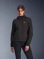 Alpinestars Stella Radium Tech Hoodie, motorcykeljacka för dam med huva, svart, design med dragkedja, rund logotyp på bröstet, tekniska kläder för stadskörning, bärs av modell