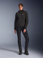 Alpinestars Stella Radium Tech Hoodie i svart, tekniskt mc-skal för dam i urban stil, bärs med svarta slim-fit-byxor och svarta kängor, med en liten logotyp på bröstet och huva, lätt vindtät konstruktion för stadskörning