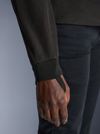 Närbild på Alpinestars Stella Radium Tech Hoodie för damer i Deep Gray Black, som framhäver den ribbade stretchmanschetten och tumöglan för vindskydd och säker passform vid stadskörning.