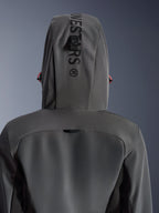 Alpinestars Woman Stella Radium Tech Hoodie, Deep Gray Black, närbild bakifrån som visar huvan med vertikal branding och fästögla, röda detaljer på dragsnören, hållbar 3-lagers vindtät textilkonstruktion för stadskörning på motorcykel.