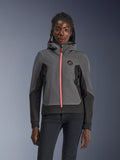 Alpinestars Stella Radium Tech Hoodie, motorcykelhoodie för dam, mörkgrå och svart med stark rosa dragkedja och dragskor till huvan, buren av en modell, sportig urban design med Alpinestars logotyp på bröstet