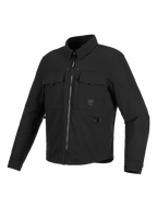 Alpinestars Bryon Water Resistant Overshirt, svart motorcykeljacka, trekvartsvy framifrån, workwear-inspirerad design med cargofickor på bröstet, D-ring i metall och dragkedja fram, slitstark vaxad canvastextur
