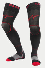Alpinestars MX Long Tech Thick Socks, motocross-strumpor, svarta och röda med röda Alpinestars-logotyper på lår och mudd, grå häl och röda detaljer vid tårna, längd till mitten av låret med specialiserade mesh-zoner, tekniskt baslager för terrängkörning