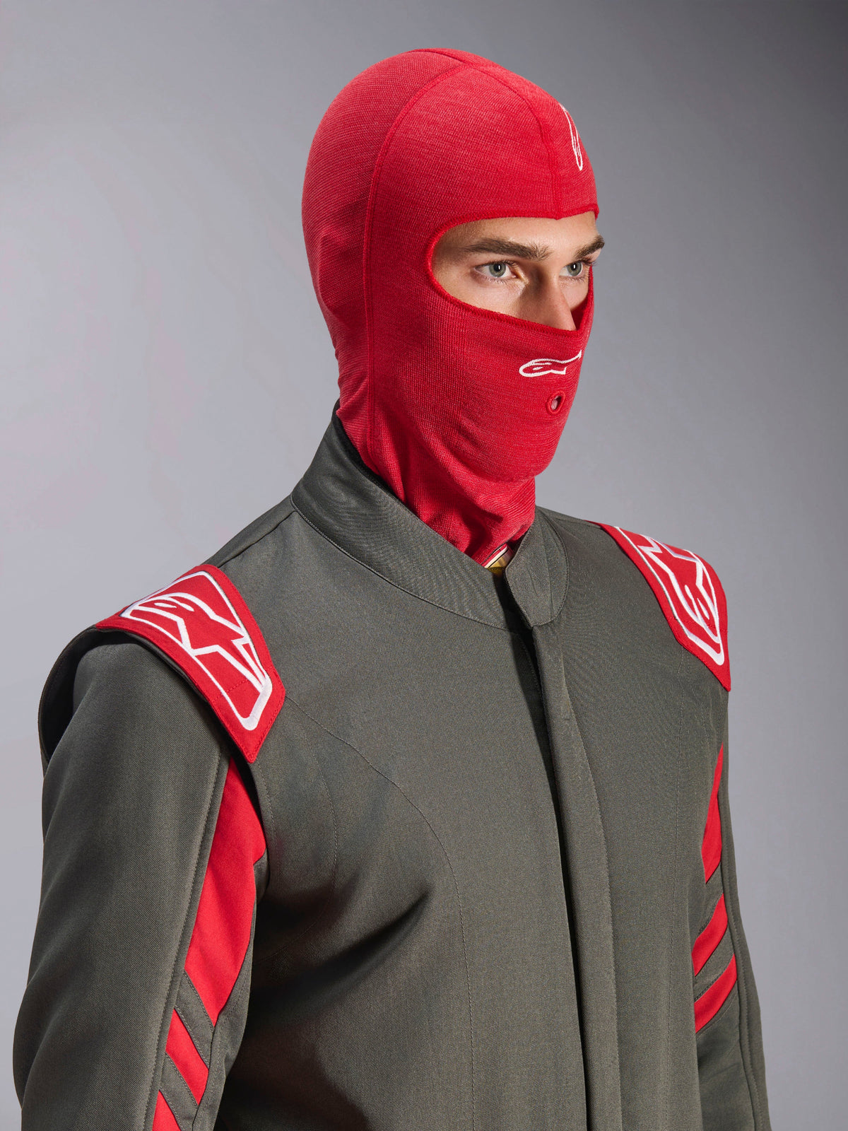 Alpinestars ZX Evo V3 Balaklava, röd, bärs av en förare i en grå racingoverall med röda och vita detaljer, vit Astars-logotyp i pannan och en öppning för hydratiseringsslang, flamsäkert underställ för bilracing