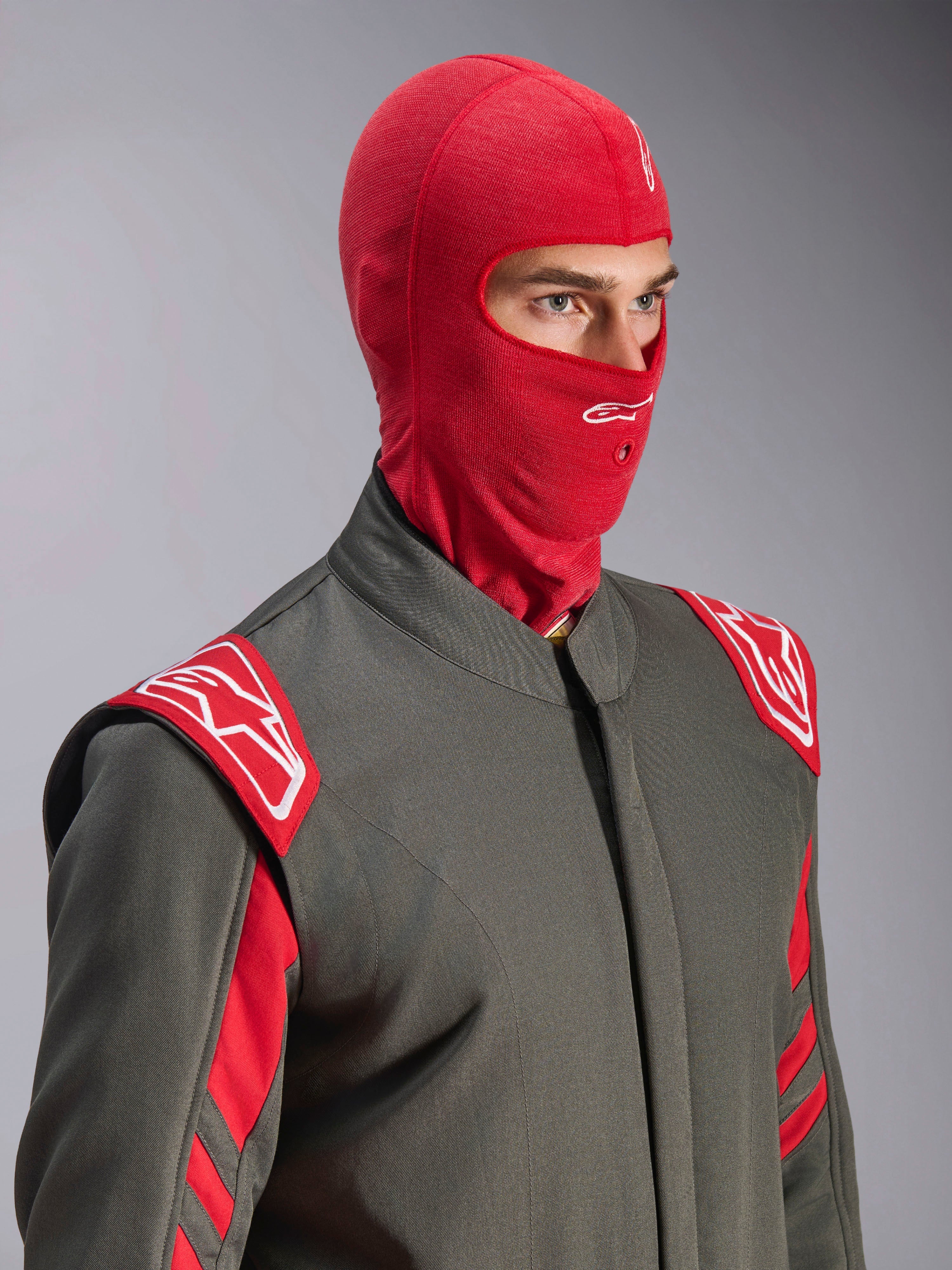 Alpinestars ZX Evo V3 Balaklava, röd, bärs av en förare i en grå racingoverall med röda och vita detaljer, vit Astars-logotyp i pannan och en öppning för hydratiseringsslang, flamsäkert underställ för bilracing