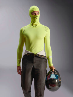 Alpinestars ZX Evo V3 Balaklava, racingunderställ, Yellow Fluo, bärs med matchande långärmad tröja och racingbyxor, modell som håller en kolfiberhjälm med iriserande visir, professionell flamsäker motorsportutrustning