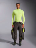 Alpinestars ZX Evo V3 Topp - Långärmad, Yellow Fluo, bärs av en modell med mörka racingbyxor och stövlar, med hög krage och atletisk passform, flamskyddat underställ för professionell racing