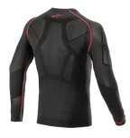 Alpinestars Ride Tech V2 Top Long Sleeve Summer, motorcykelunderställ, svart och röd, vy bakifrån med kroppskartlagd konstruktion, öppna meshpaneler, röda flatlock-sömmar och röd Alpinestars-logotyp på kragen, tekniskt underställ för varmt väder.