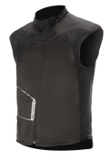 Alpinestars HT Heat Tech Väst, svart ärmlöst uppvärmt baslager för motorcykel, hög krage med asymmetrisk snedställd dragkedja fram, teknisk textilkonstruktion med vit Alpinestars-logotyp, termiskt underställ för vinteräventyr och touring