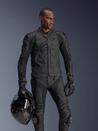 Alpinestars Dusk Airflow läderjacka, svart, bärs av en manlig förare med matchande läderbyxor och handskar, som håller i en svart hjälm, med perforerade läderpaneler och integrerade skydd för sportig motorcykelkörning