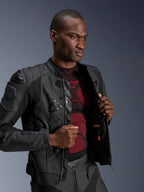Alpinestars Dusk Airflow läderjacka, Black Black, bärs av en manlig modell över ett rött och svart baslager, med perforerade läderpaneler, externa DFS-axelskydd och en sportig passform.