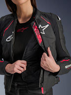 Alpinestars Stella Dusk läderjacka för dam, Black Diva Pink White, motorcykeljacka i läder med öppen dragkedja som visar det invändiga quiltade termofodret och Tech-Air Ready-märkning, med vita logotyper och livfulla rosa detaljer.