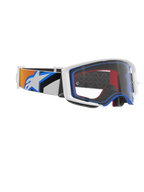 Alpinestars Supertech Corp Goggles, motocrossglasögon, blå, orange och klar, sidovy som visar klar lins, vit ram med blå och röda detaljer och bred rem med orange och blå grafik samt stor vit Alpinestars-logotyp.