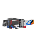 Alpinestars Supertech Corp Goggles Roll Off, motocrossglasögon, blå och orange design, vit ram med klar lins och roll-off-system, har wide vision-patroner och en blå Astars-logotyp på remmen.