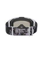 Alpinestars Vision 8 Lahnd-motocrossglasögon, Iron Camo och Mirror Silver, vy bakifrån som visar justerbart band med texten 'ONE GOAL. ONE VISION.', kamouflagemönster med vita och grå detaljer på ramen