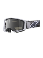 Alpinestars Vision 8 Lahnd goggles, motocrossglasögon, Iron Camo Mirror Silver, vit ram med silverspeglad lins, gråskaligt kamouflagemönstrat band med en stor vit stjärnlogotyp, högpresterande glasögon för terrängkörning