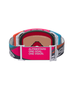 Alpinestars Supertech Stream Goggles, vy bakifrån som visar brett rosa och grått band med 'ALPINESTARS ONE GOAL. ONE VISION.' branding, flerfärgad ram i orange och blått, 3D-format ansiktsskum, professionella glasögon för motocross och terrängkörning