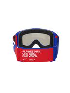 Alpinestars Vision Sand Goggles, blå, röda och vita, vy bakifrån med rött band och vit text 'ALPINESTARS ONE GOAL. ONE VISION.', blå ram med tjock svart skumvaddering, mörk rökfärgad lins synlig från insidan, högpresterande motocrossglasögon