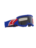 Alpinestars Vision Sand Goggles, motocrossglasögon för terrängkörning, blå, röd och vit ram och rem, mörk rökfärgad lins, med en bred rem med silikon på baksidan och ergonomiskt ansiktsskum.