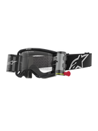 Alpinestars Vision 8 Corp Goggles Roll Off, motocrossglasögon, svarta med klar lins, integrerat roll-off-system med röd dragflik, svart band med vit logotyp, vågigt linsmönster med texten 'ONE GOAL. ONE VISION.', högpresterande ögonskydd för terrängkörning