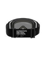 Alpinestars Vision 8 Corp Goggles, motocrossglasögon, vy bakifrån av svart justerbar rem med vit 'ALPINESTARS ONE GOAL. ONE VISION.'-branding, svart ram och skumvaddering