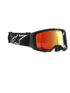 Alpinestars Vision 8 Corp Goggles, motocrossglasögon, svarta med Mirror Red-lins, med ett svart band med en vit Alpinestars-logotyp och texten ”ONE GOAL. ONE VISION.” på linsen, högpresterande ögonskydd för terrängkörning