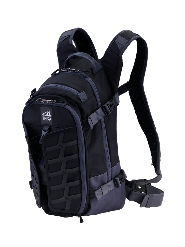 Alpinestars AT-15 ryggsäck, teknisk motorcykelryggsäck, svart och mörkgrå, med en robust främre MOLLE-panel, justerbara kompressionsremmar, vadderade axelremmar med magnetiskt bröstlås och All Terra-logotyp, designad för äventyrskörning off-road
