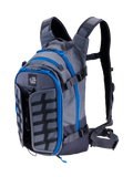 Alpinestars AT-15 Back Pack, ryggsäck för äventyrsmotorcykel, mörkgrå och djupgrå med klarblå dragkedjsdetaljer, vy snett framifrån som visar 'ALL TERRA'-logotypen, expanderbar frontpanel och tekniskt ergonomiskt remsystem.