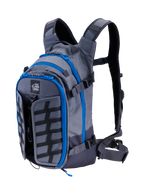 Alpinestars AT-15 Back Pack, ryggsäck för äventyrsmotorcykel, mörkgrå och djupgrå med klarblå dragkedjsdetaljer, vy snett framifrån som visar 'ALL TERRA'-logotypen, expanderbar frontpanel och tekniskt ergonomiskt remsystem.