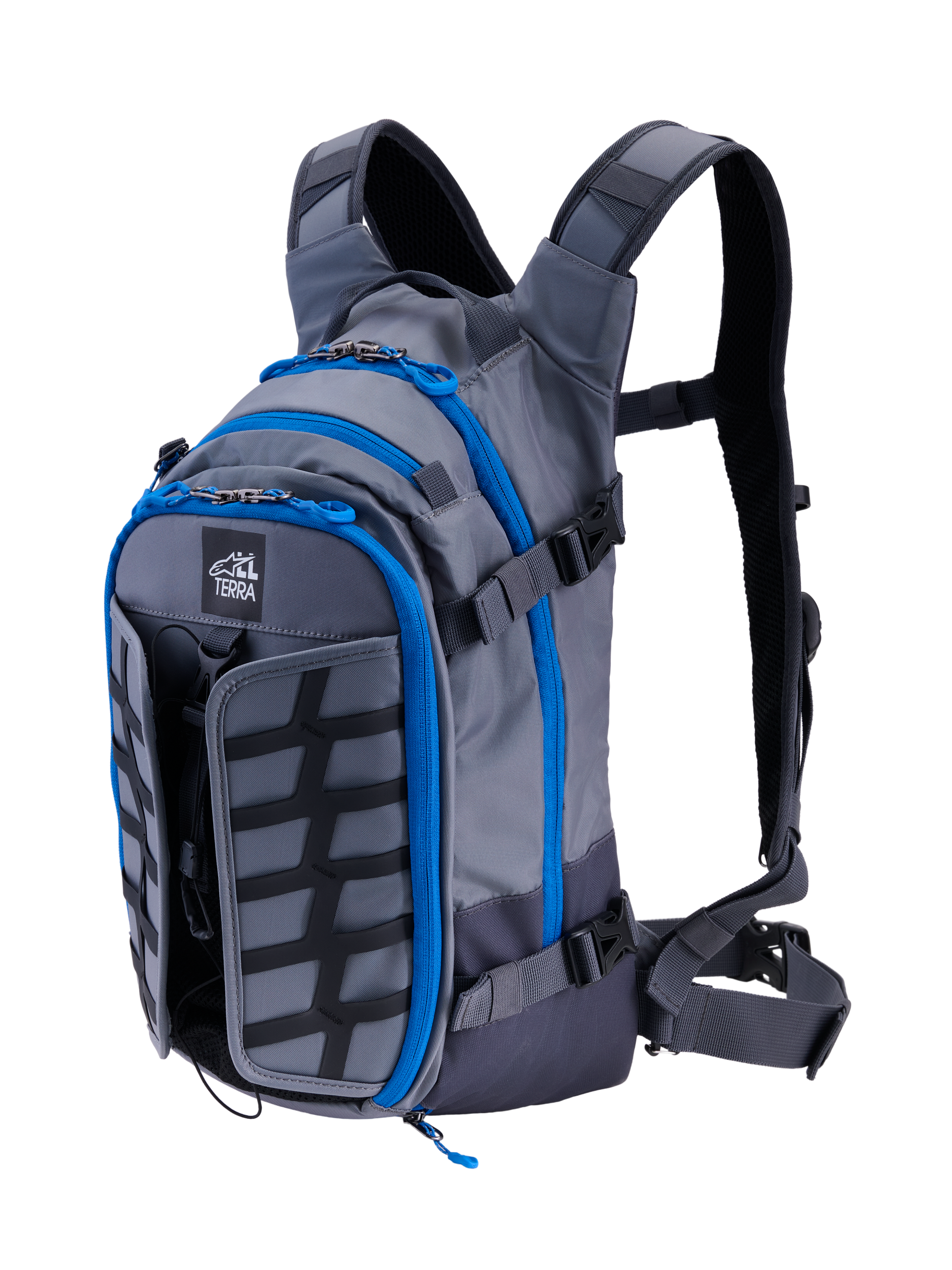 Alpinestars AT-15 Back Pack, ryggsäck för äventyrsmotorcykel, mörkgrå och djupgrå med klarblå dragkedjsdetaljer, vy snett framifrån som visar 'ALL TERRA'-logotypen, expanderbar frontpanel och tekniskt ergonomiskt remsystem.