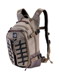 Alpinestars AT-15 Ryggsäck, Aluminum Walnut, 15L expanderbar äventyrsryggsäck för motorcykel, 3/4-vy framifrån med All Terra-logotyp, svart rutnätspanel, röda dragkedjedetaljer och ergonomiska axelremmar, robust off-road-design