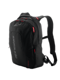 Alpinestars City Hunter V2 ryggsäck, urban motorcykelryggsäck, svart med röda dragtappar och detaljer, grå vertikal logotyp, vadderade axelremmar i mesh, slimmad avsmalnande design för stabilitet vid körning