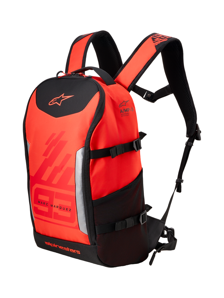 Alpinestars MM93 AMP3 ryggsäck, teknisk motorcykelryggsäck, Red Fluo och Bright Red med svarta detaljer, med Marc Marquez 93-grafik och Alpinestars-logotyper, justerbara axelremmar, sidoficka i mesh och strukturerad textildesign.