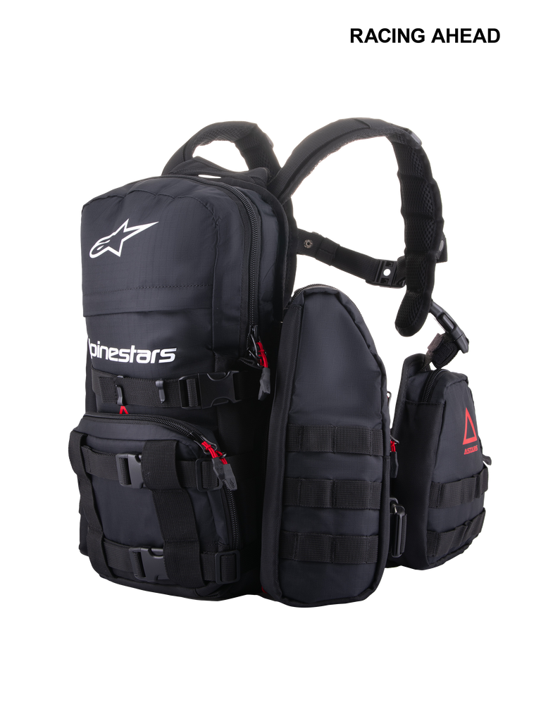Alpinestars Techdura Tactical Pack, modulär offroad- och enduroryggsäck, svart med vit Alpinestars-logotyp, med MOLLE-väv, flera avtagbara fickor och konstruktion i kraftigt polytyg för förvaring på leden.