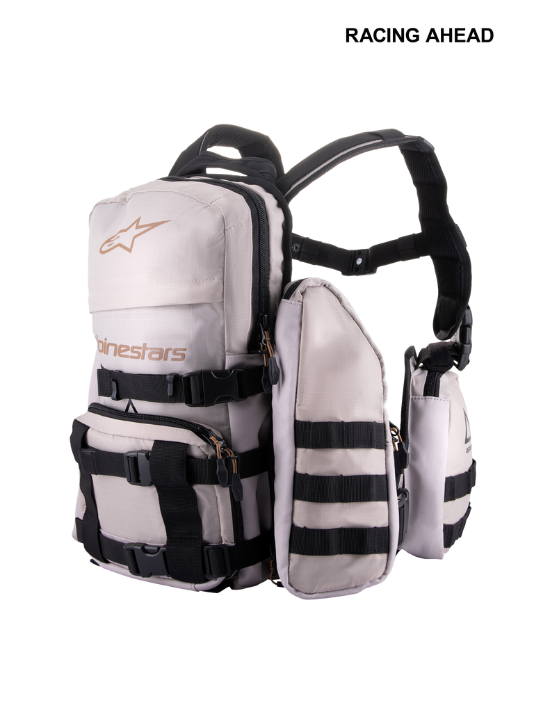 Alpinestars Techdura Tactical Pack, offroad- och enduroryggsäck, varmgrå och svart, modulär design med avtagbara fickor, med MOLLE-vävband och justerbara svarta remmar, hållbar konstruktion för att bära med sig det viktigaste på leden