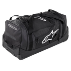 Alpinestars Komodo Reseväska, rymlig utrustningsväska, svart med vita Alpinestars-logotyper, robusta hjul, förstärkta handtag och flera fack med dragkedja för organiserad förvaring av racingutrustning