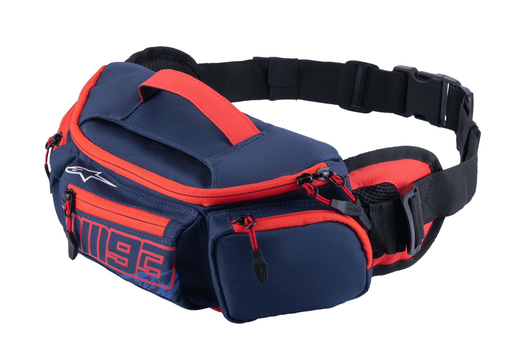 Alpinestars MM93 Waist Bag, mörkblå midjeväska med klarröda detaljer och MM93-grafik, flera dragkedjeförsedda fack, justerbart svart bälte med spänne, hållbar och vattenavvisande konstruktion