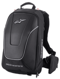 Alpinestars Charger Pro ryggsäck, svart, aerodynamisk halvstyv motorcykelryggsäck, frontpanel med kolfibertextur och reflekterande silverfärgade passpoaler, vita Alpinestars-logotyper, vadderade axelremmar och avtagbar väska på midjebältet, sportig design